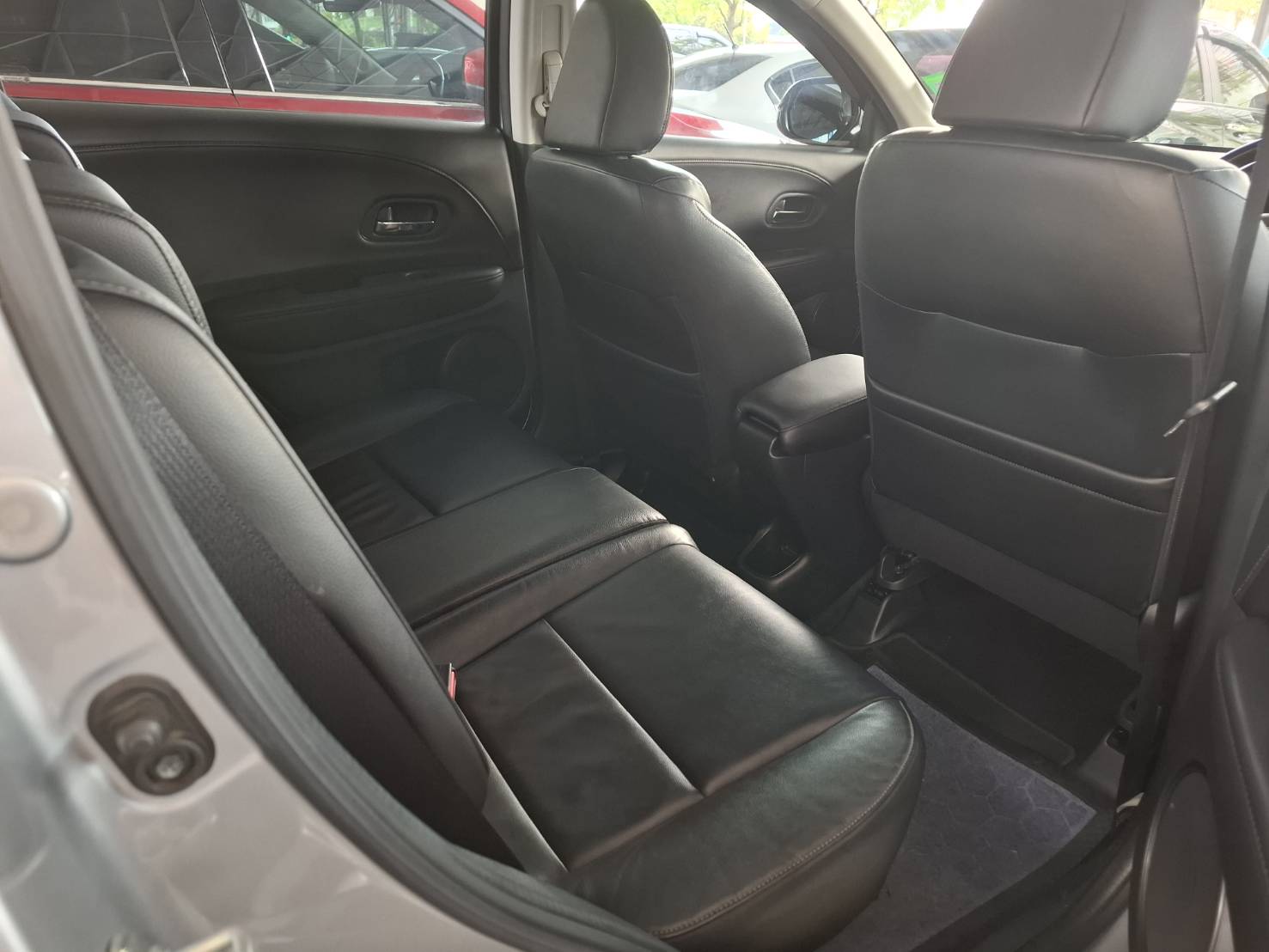 2018 Honda HR-V สีเงิน (รูปที่ 8)