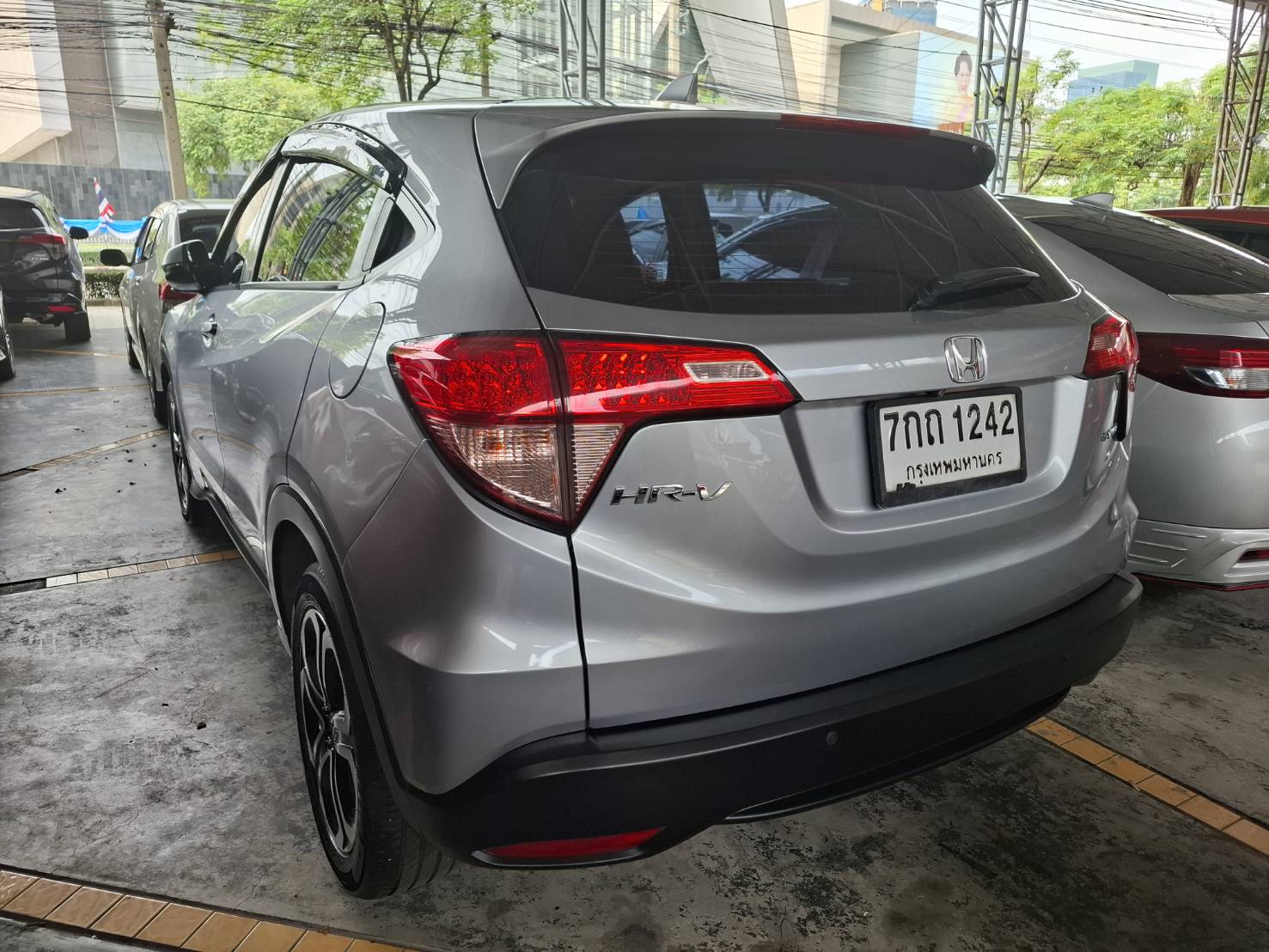 2018 Honda HR-V สีเงิน (รูปที่ 2)