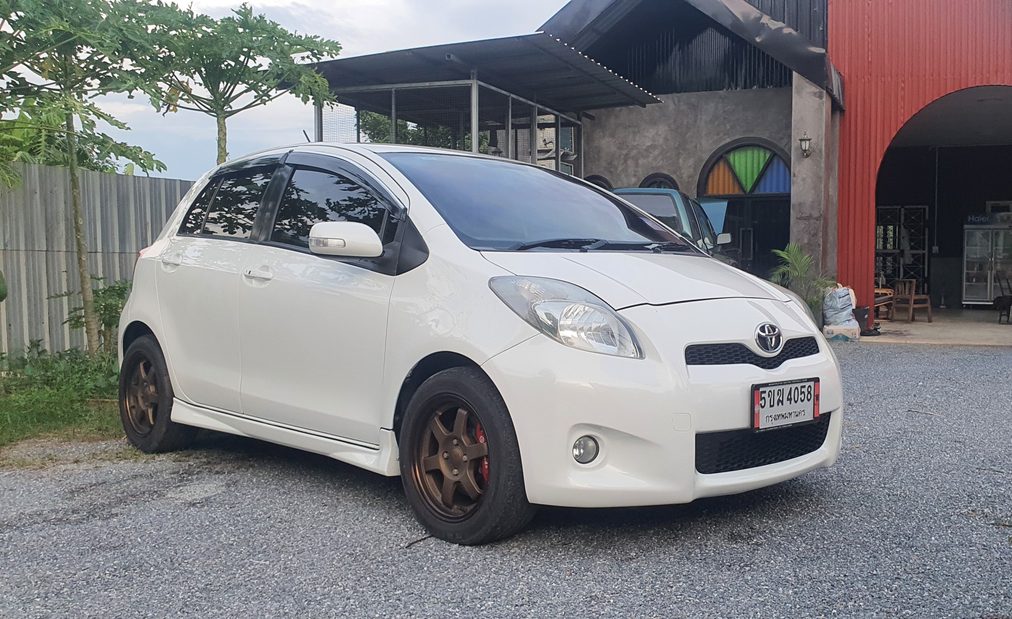Toyota Yaris สีขาว (รูปที่ 14)