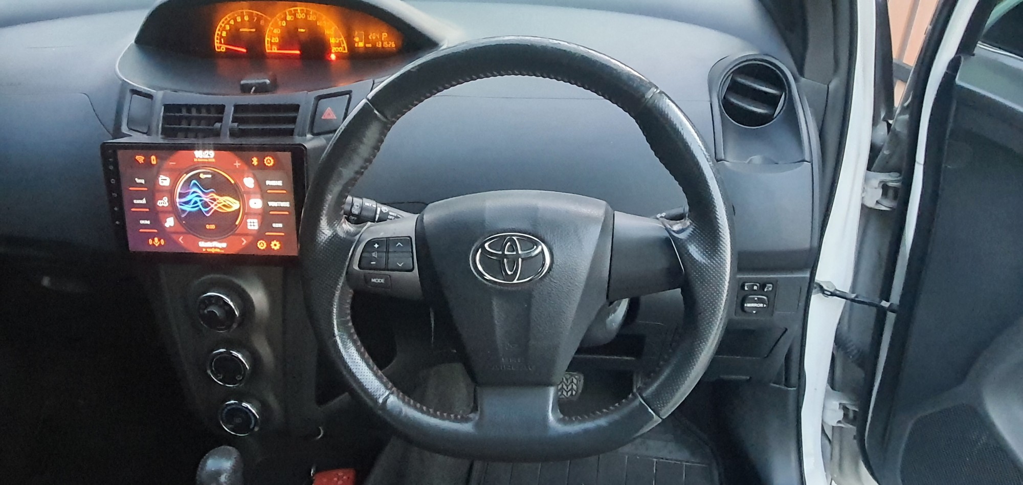 Toyota Yaris สีขาว (รูปที่ 7)