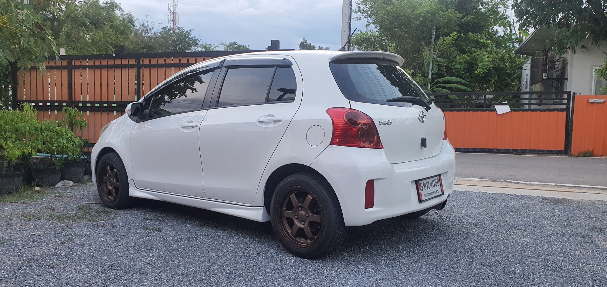 Toyota Yaris สีขาว (รูปที่ 17)