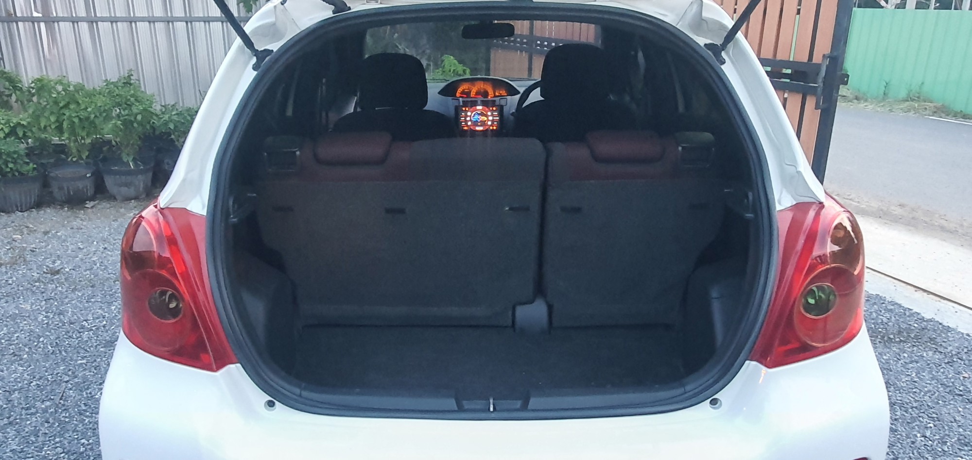 Toyota Yaris สีขาว (รูปที่ 5)