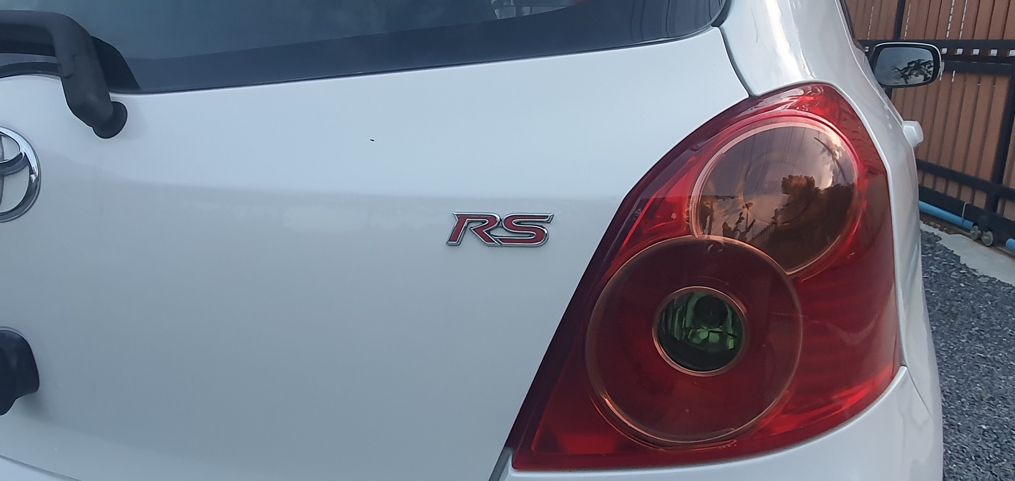 Toyota Yaris สีขาว (รูปที่ 2)