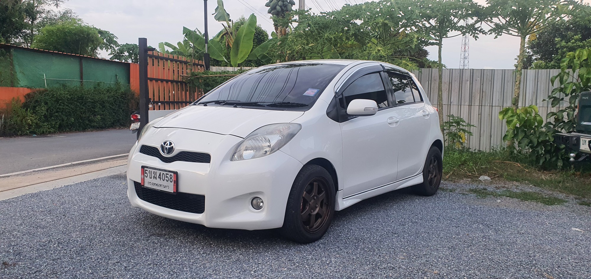 Toyota Yaris สีขาว