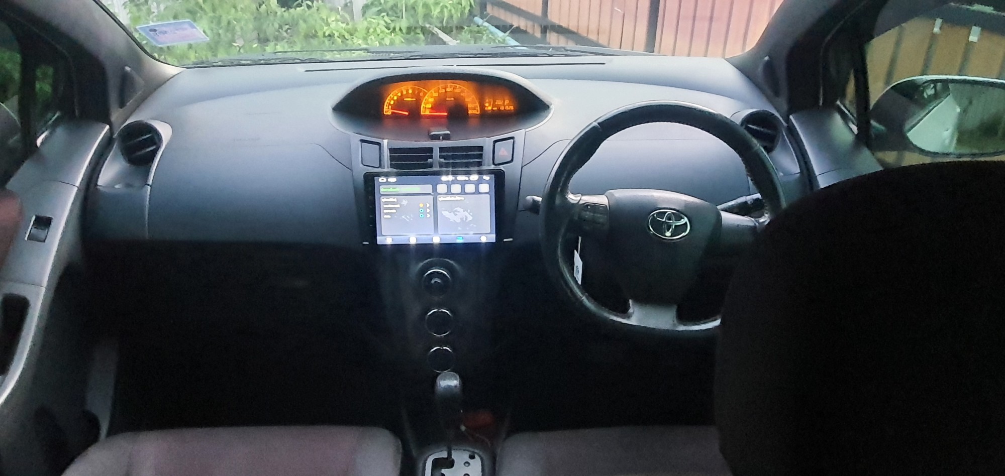 Toyota Yaris สีขาว (รูปที่ 12)