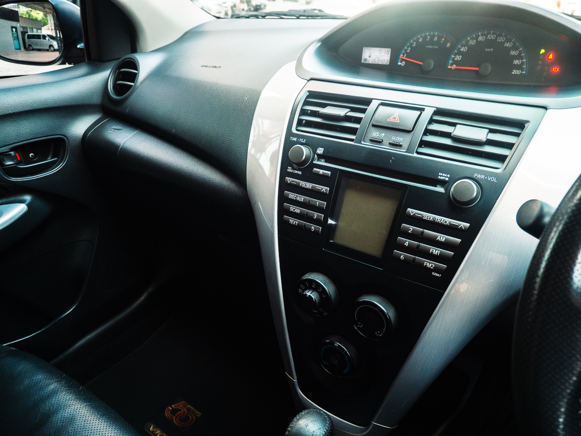 2012 Toyota Vios สีเทา (รูปที่ 13)