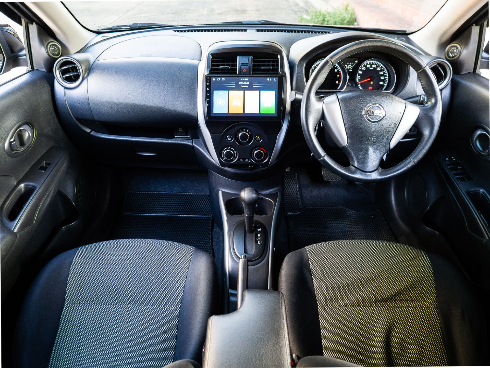 2017 Nissan Almera สีดำ (รูปที่ 9)