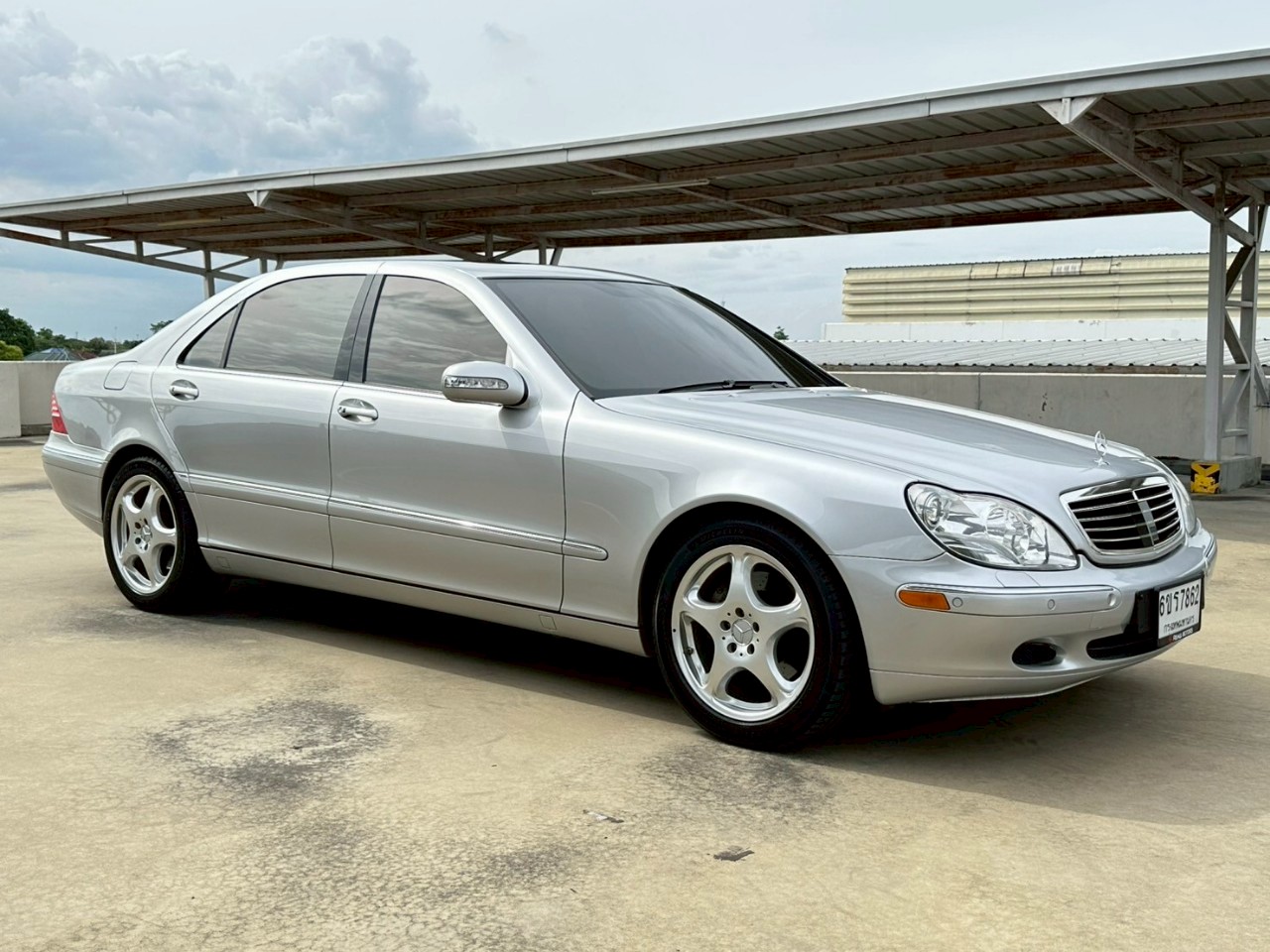 2003 Mercedes-Benz S-Class W220 S500 สีเทา (รูปที่ 3)