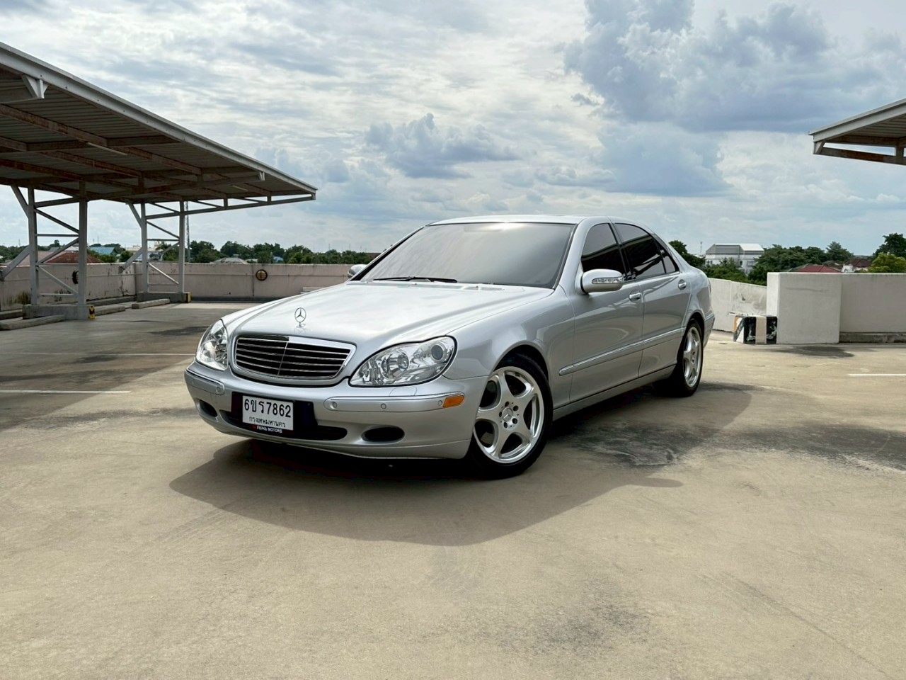 2003 Mercedes-Benz S-Class W220 S500 สีเทา (รูปที่ 2)