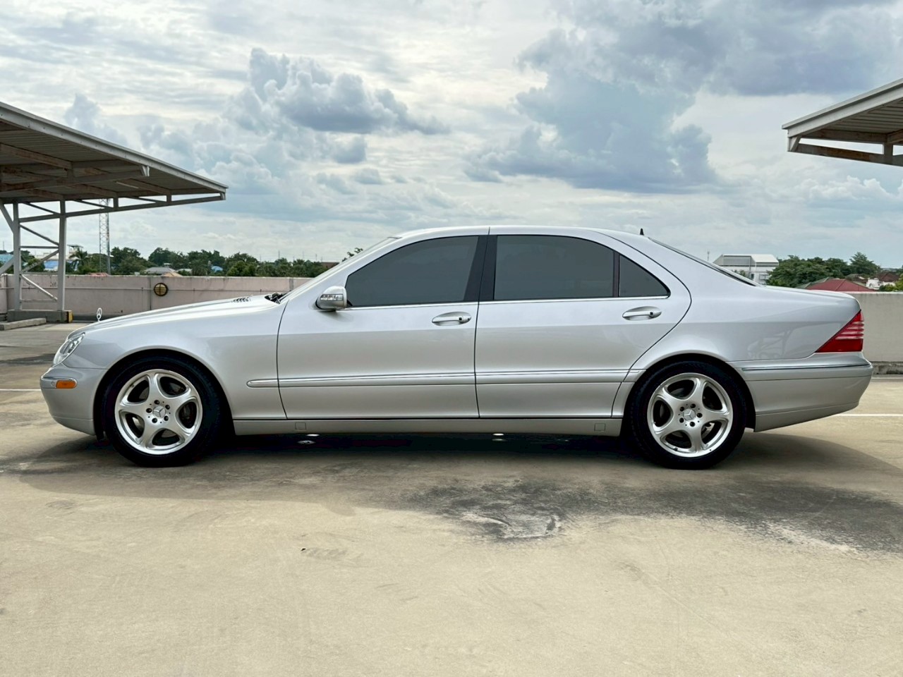 2003 Mercedes-Benz S-Class W220 S500 สีเทา (รูปที่ 6)