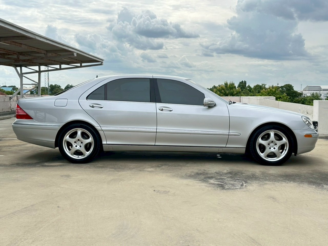 2003 Mercedes-Benz S-Class W220 S500 สีเทา (รูปที่ 5)