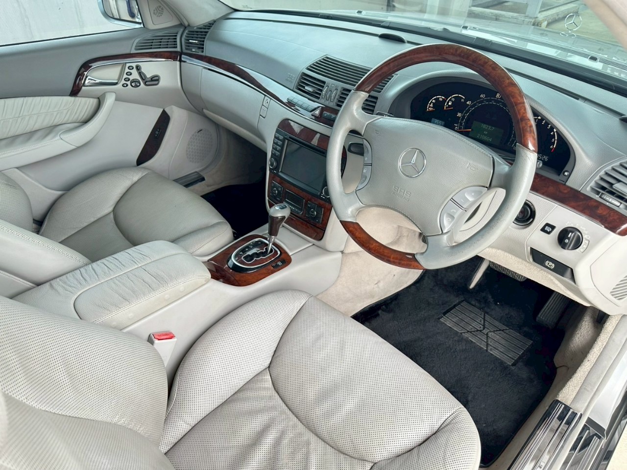 2003 Mercedes-Benz S-Class W220 S500 สีเทา (รูปที่ 10)
