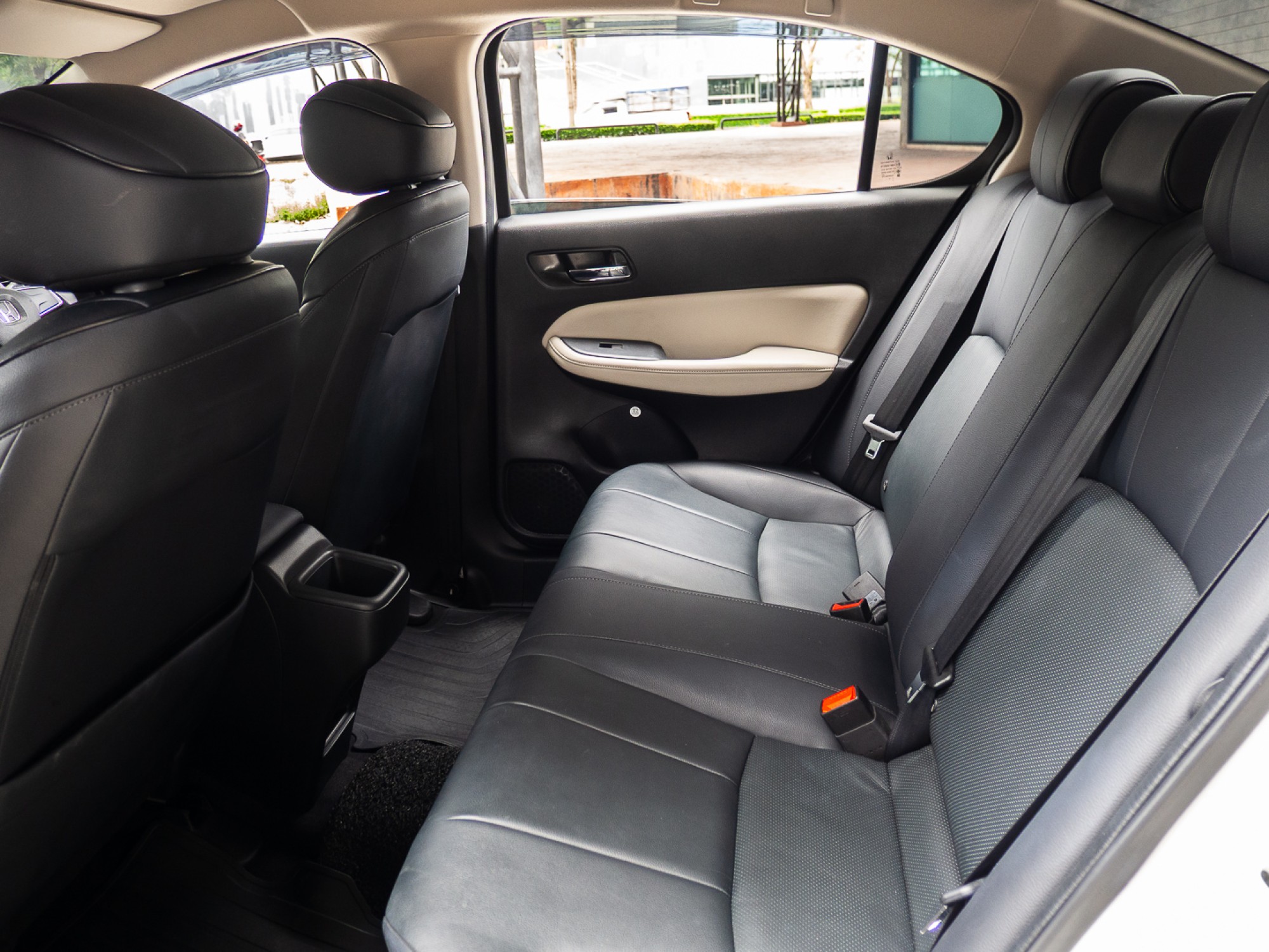2023 Honda City สีขาว (รูปที่ 12)