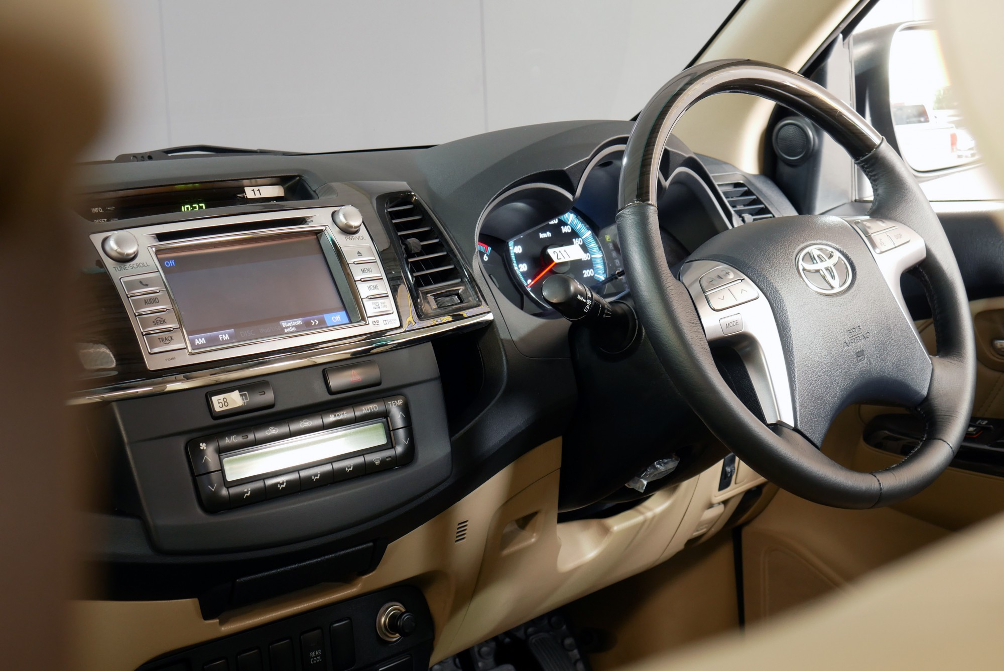 TOYOTA FORTUNER CHAMP 2.5 V AT 2014 สีดำ (รูปที่ 7)