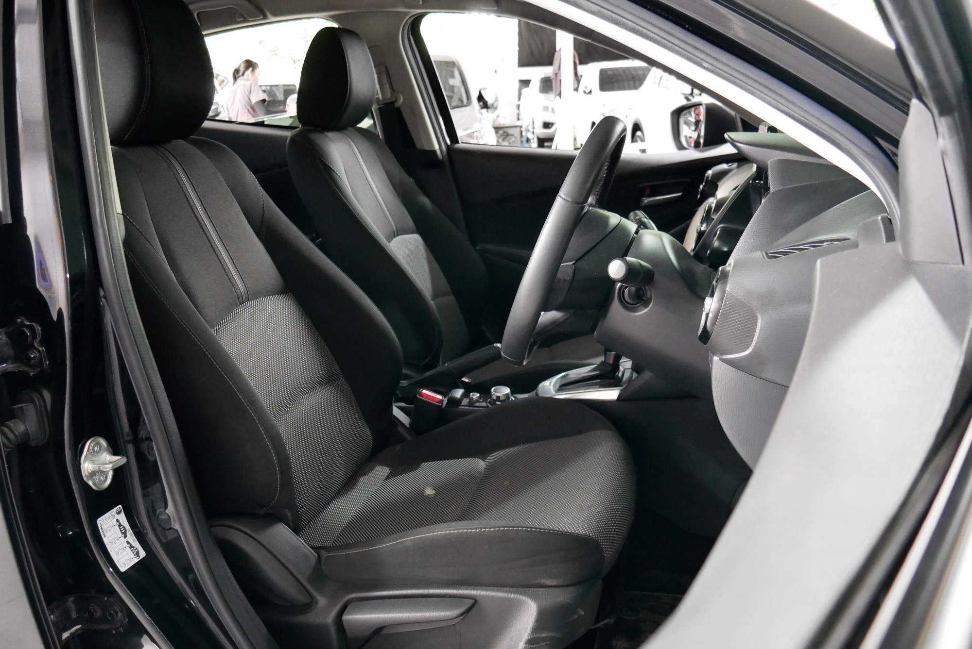 MAZDA 2 1.3 SKYACTIV SPORT HIGHT CONNECT AT Hatchback (5 ประตู) ปี 2018 สีดำ (รูปที่ 6)