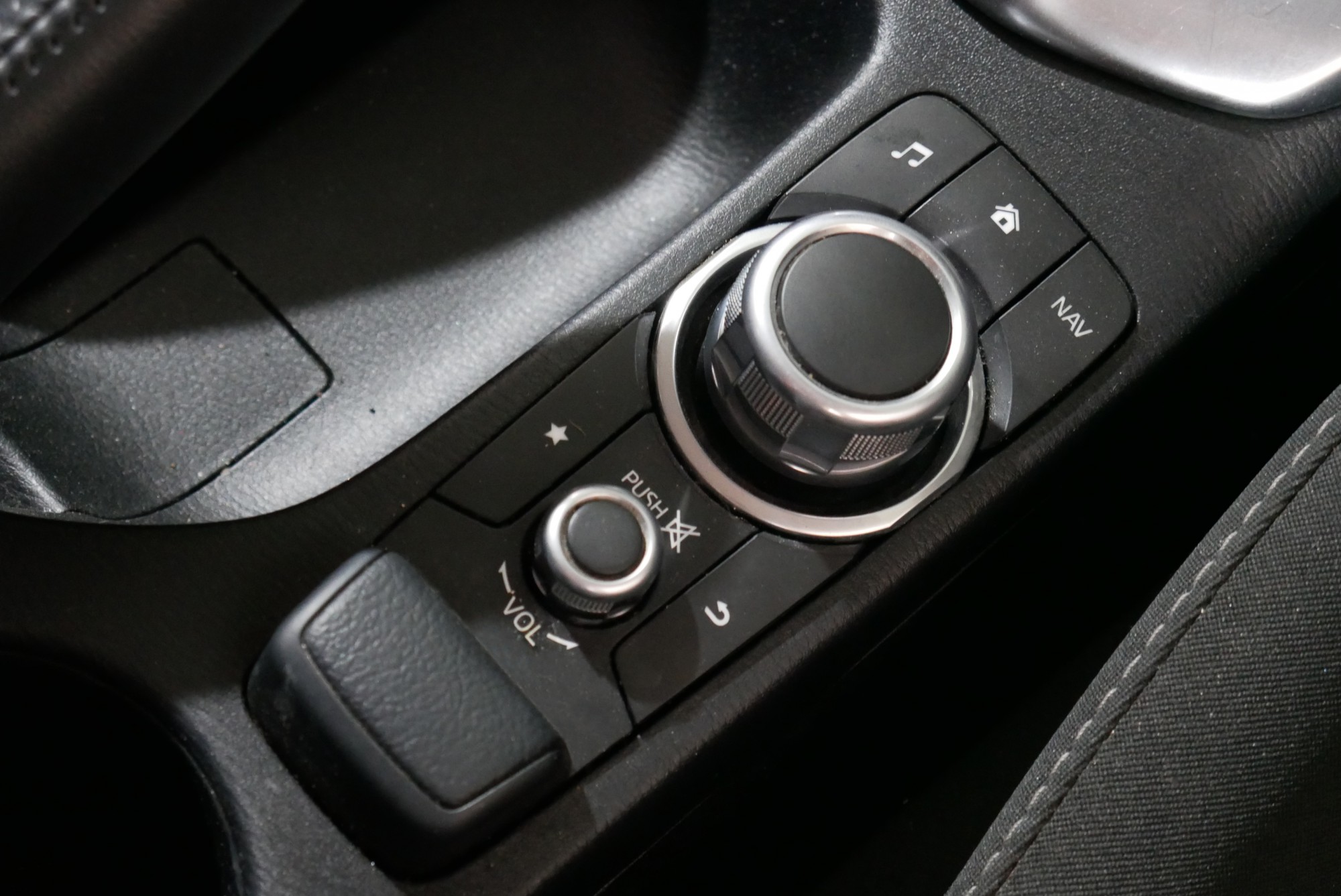 MAZDA 2 1.3 SKYACTIV SPORT HIGHT CONNECT AT Hatchback (5 ประตู) ปี 2018 สีดำ (รูปที่ 11)