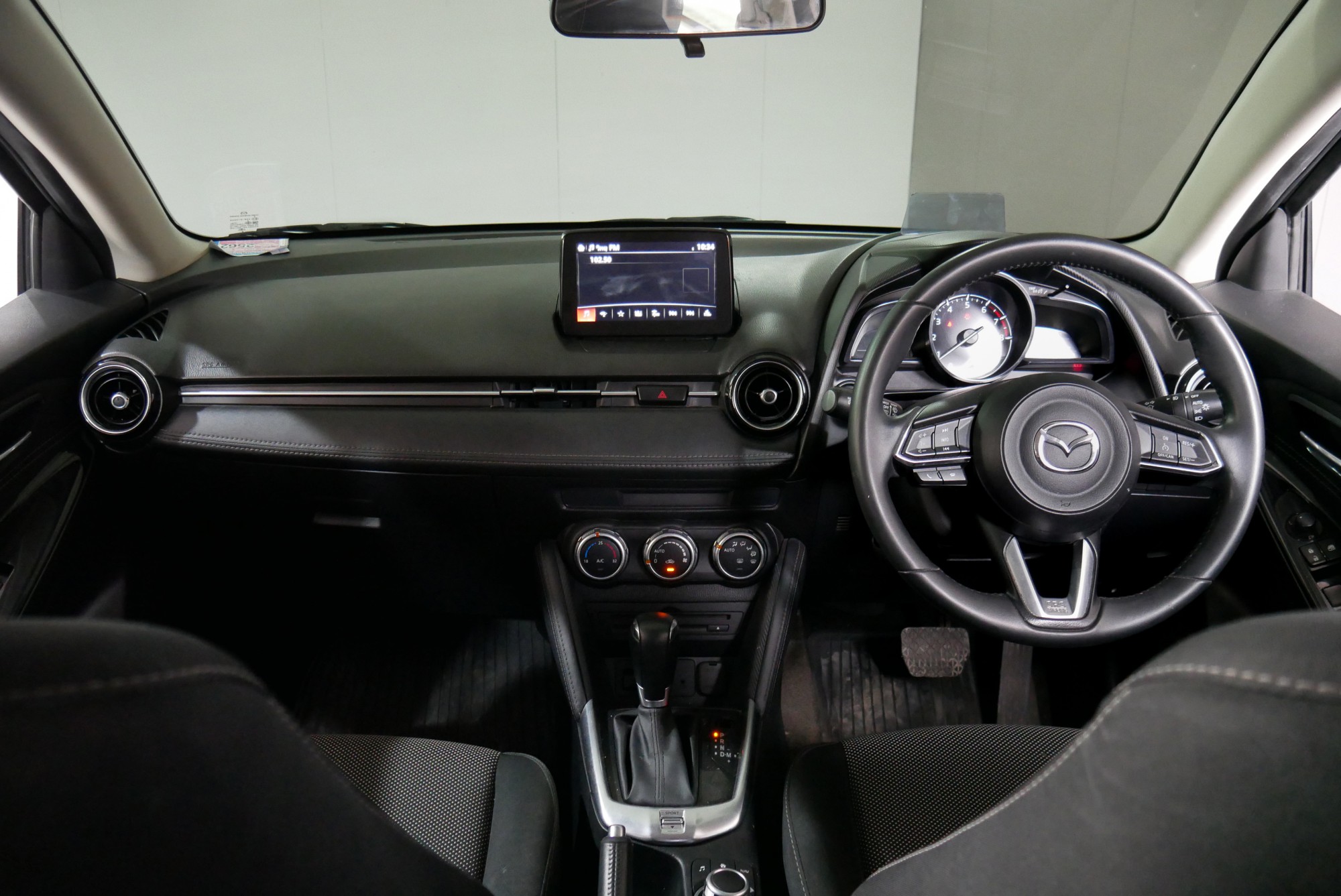 MAZDA 2 1.3 SKYACTIV SPORT HIGHT CONNECT AT Hatchback (5 ประตู) ปี 2018 สีดำ (รูปที่ 5)