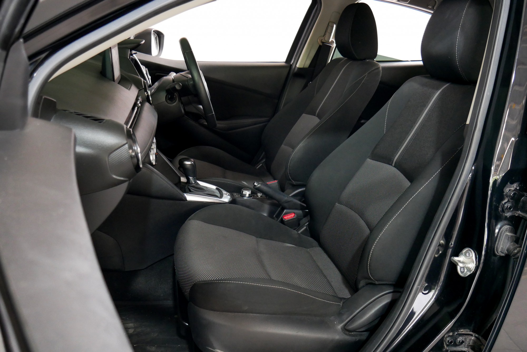 MAZDA 2 1.3 SKYACTIV SPORT HIGHT CONNECT AT Hatchback (5 ประตู) ปี 2018 สีดำ (รูปที่ 7)