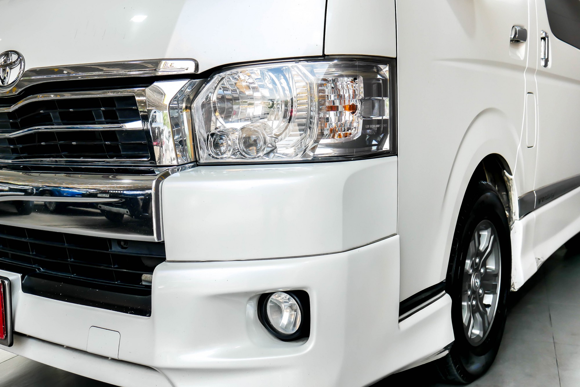 TOYOTA VENTURY 3.0 V AT ปี 2016 สีขาว (รูปที่ 4)