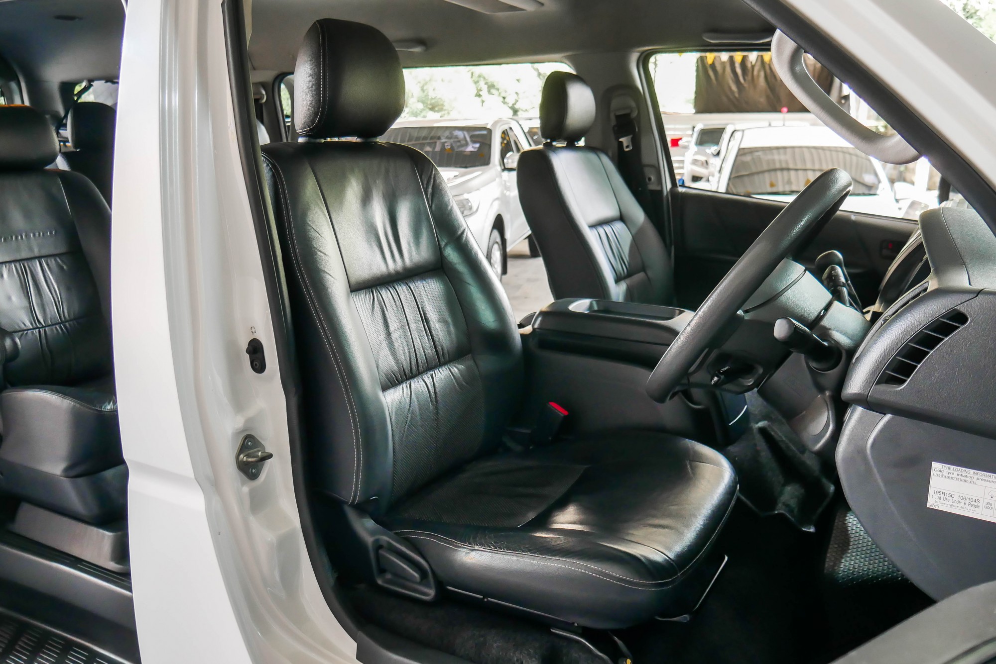 TOYOTA VENTURY 3.0 V AT ปี 2016 สีขาว (รูปที่ 14)