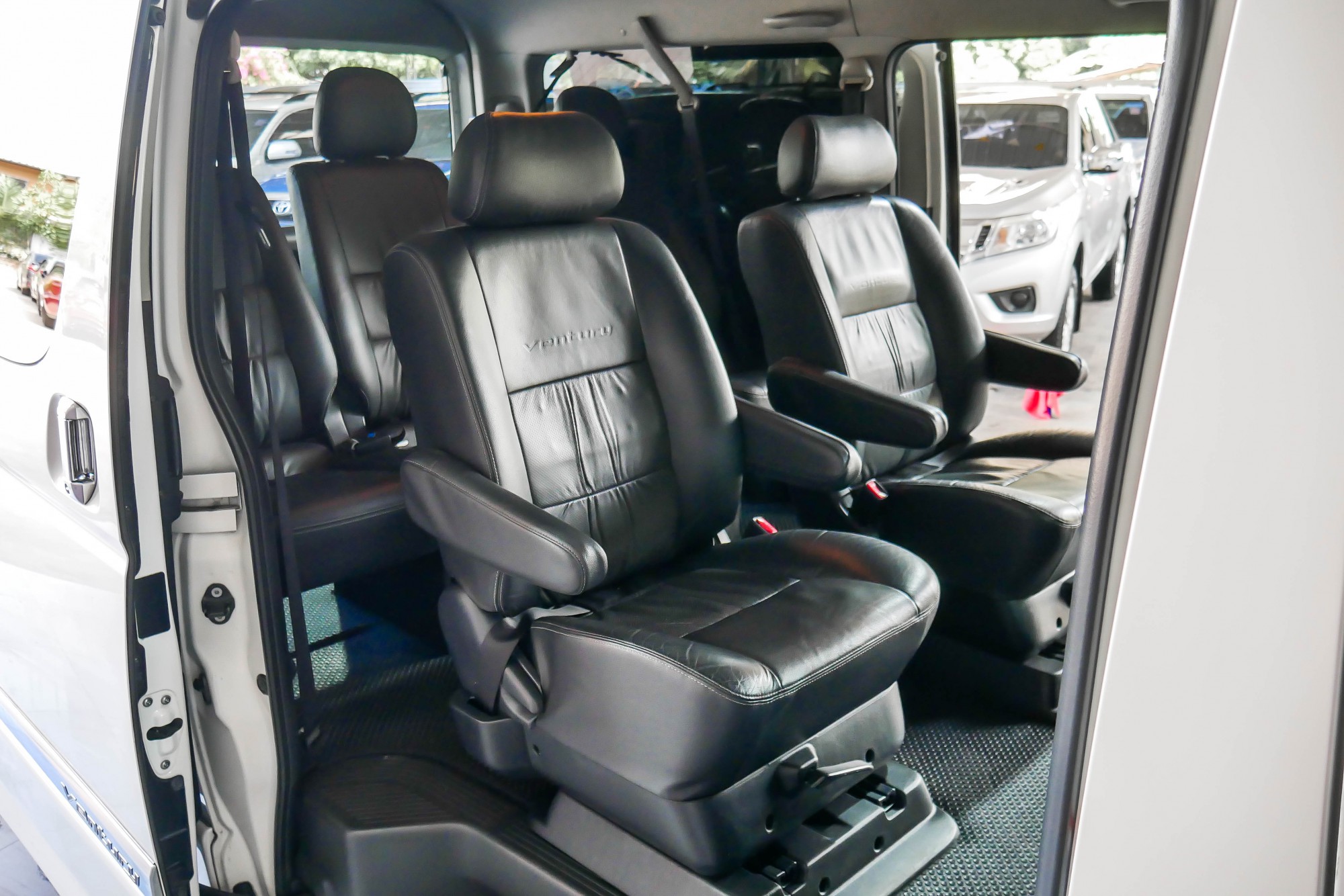 TOYOTA VENTURY 3.0 V AT ปี 2016 สีขาว (รูปที่ 9)