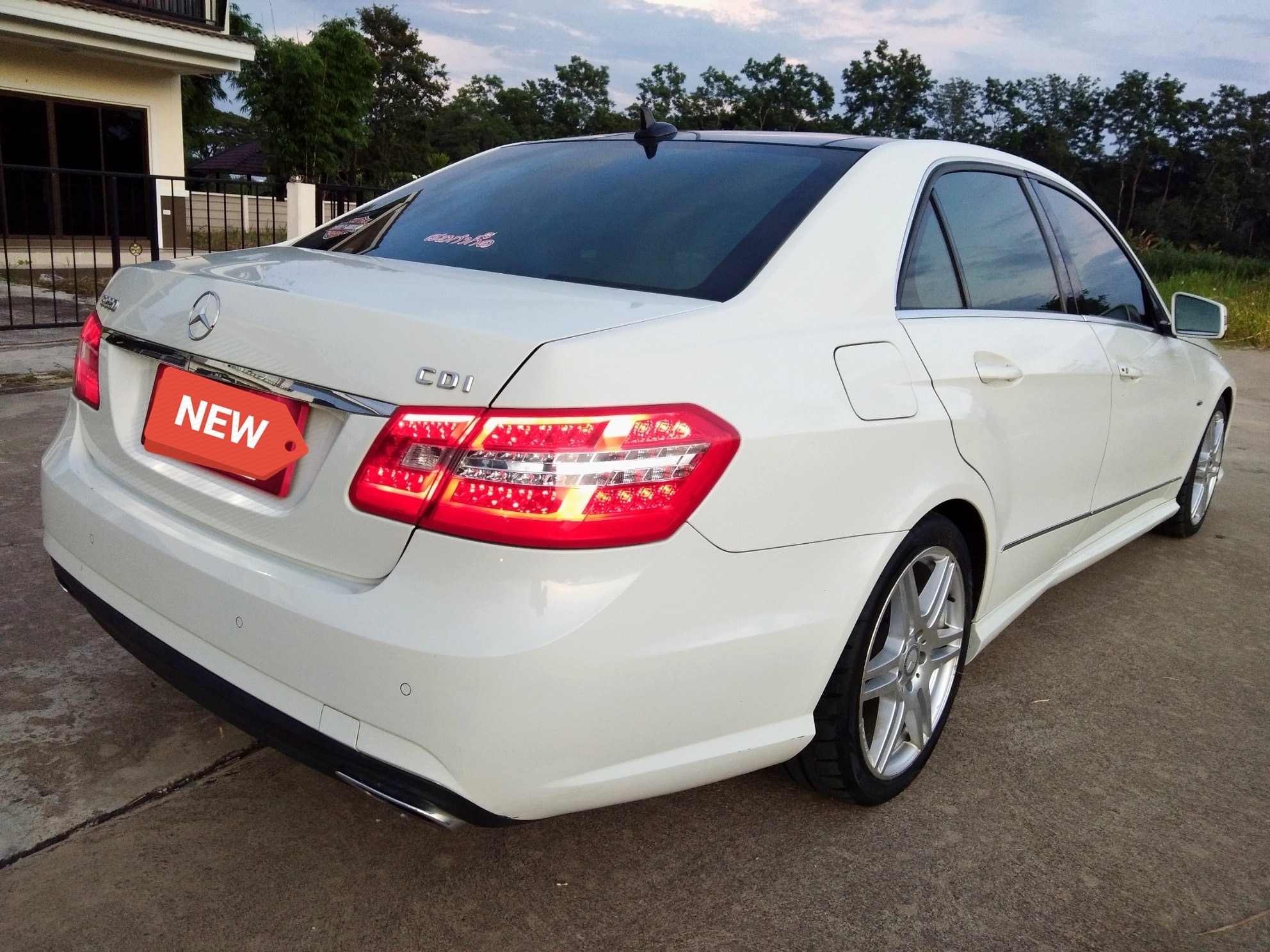 Mercedes-Benz E-Class W212 E220 ปี 2012 สีขาว (รูปที่ 4)