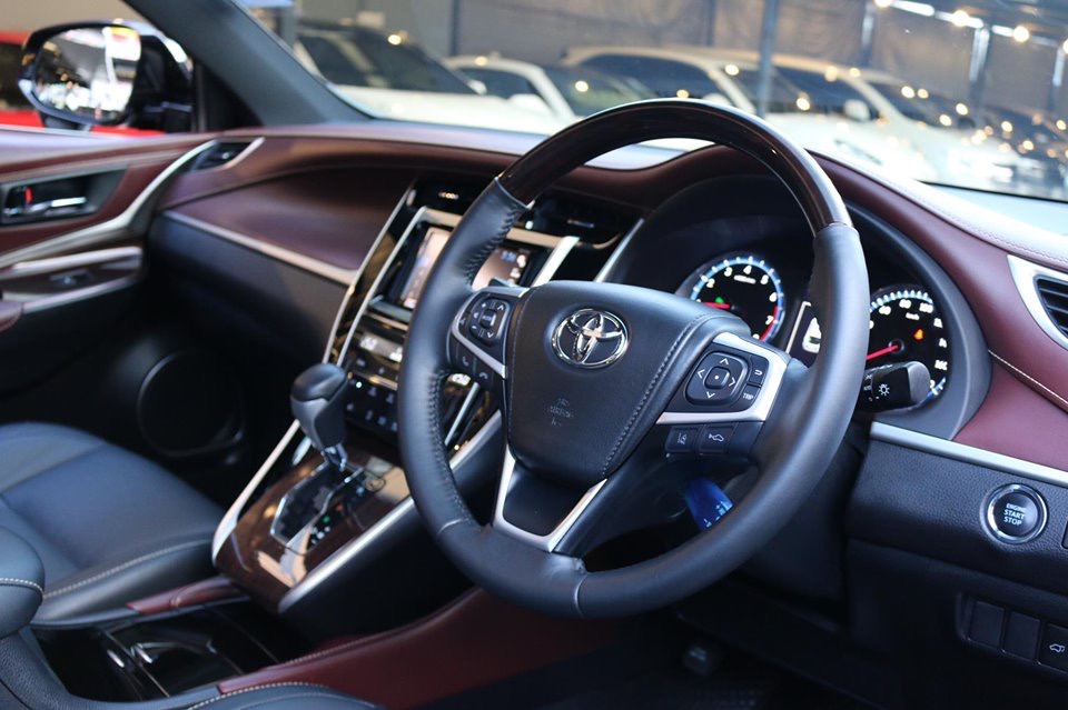 Toyota Harrier ปี 2015 สีดำ (รูปที่ 11)
