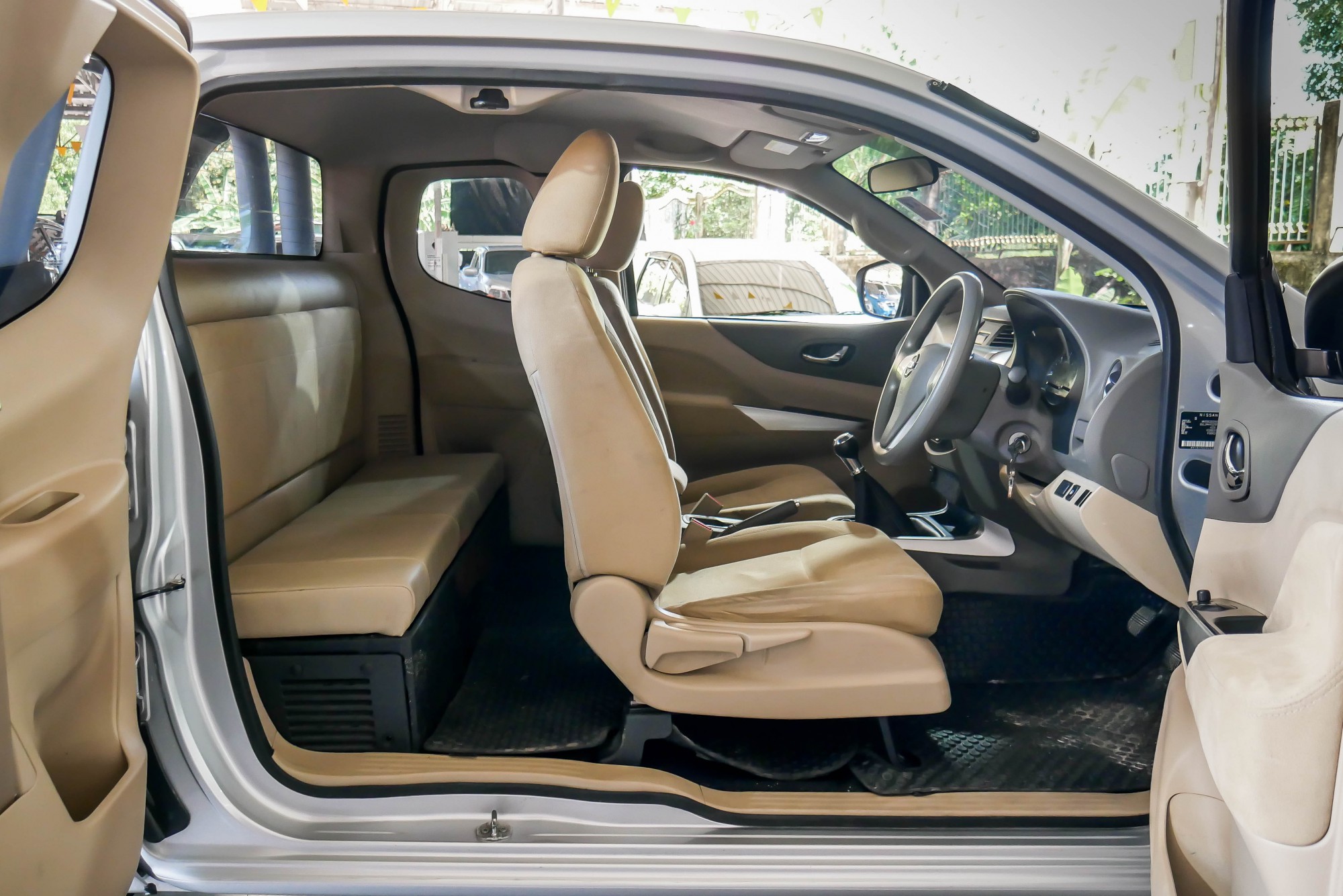 NISSAN NAVARA NP300 KINGCAB 2.5 E MT ปี 2018 สีเงิน