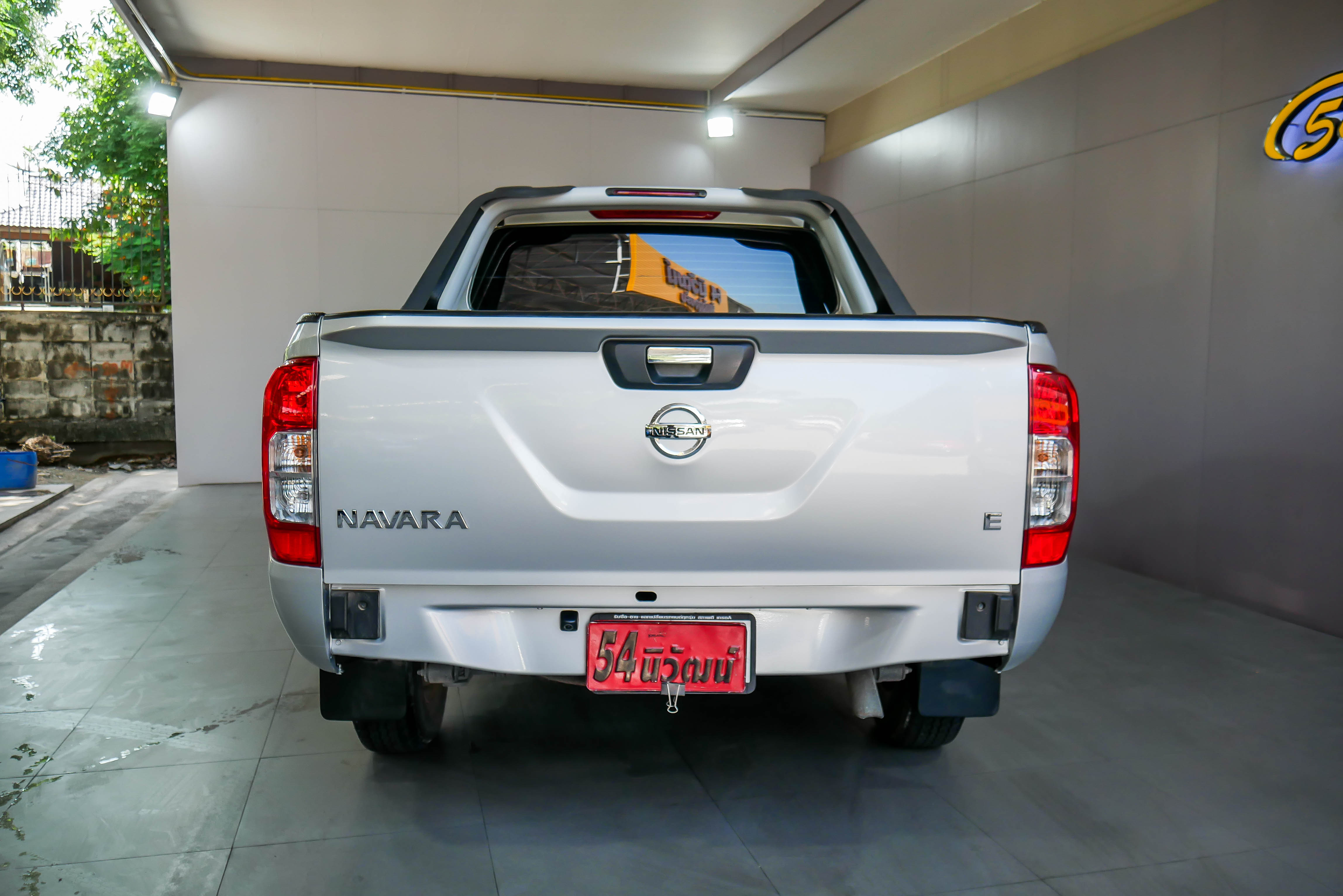 NISSAN NAVARA NP300 KINGCAB 2.5 E MT ปี 2018 สีเงิน