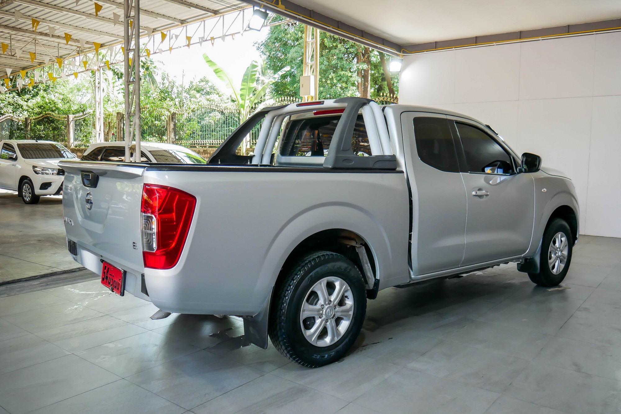 NISSAN NAVARA NP300 KINGCAB 2.5 E MT ปี 2018 สีเงิน