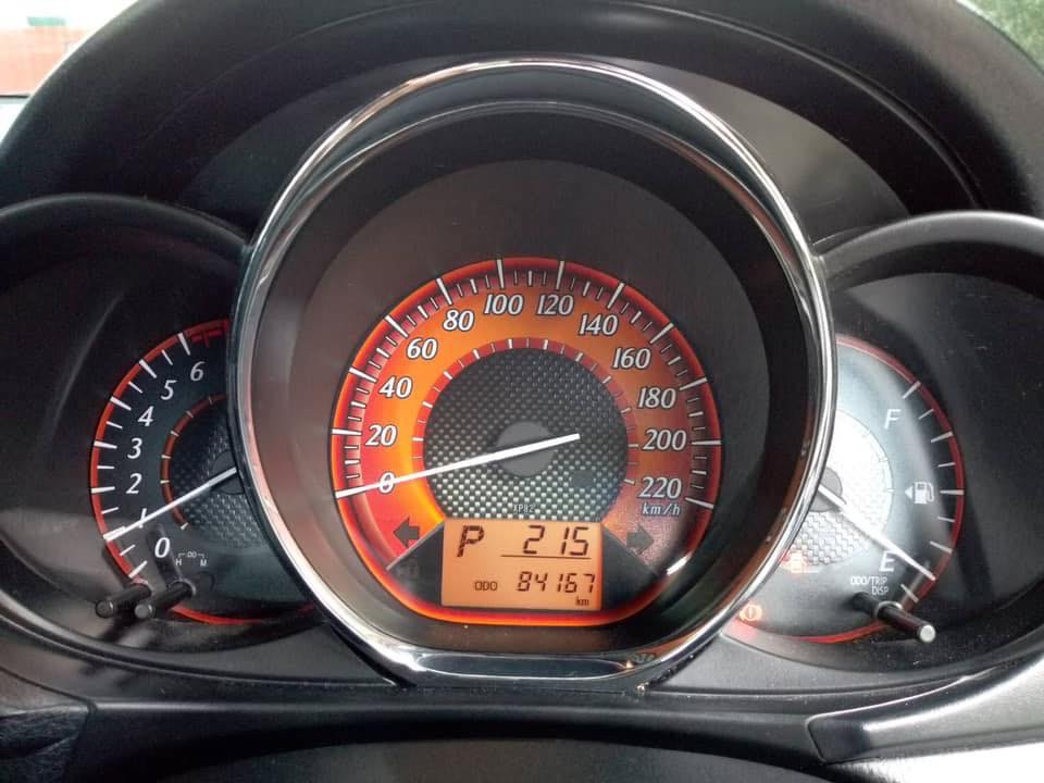 Toyota Yaris ปี 2014 สีขาว (รูปที่ 7)