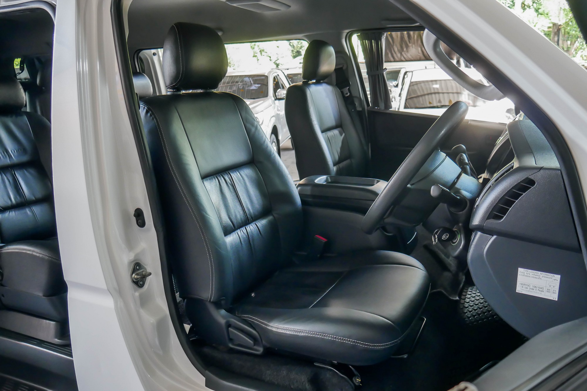 TOYOTA VENTURY 3.0 G AT ปี 2015 สีขาว (รูปที่ 8)