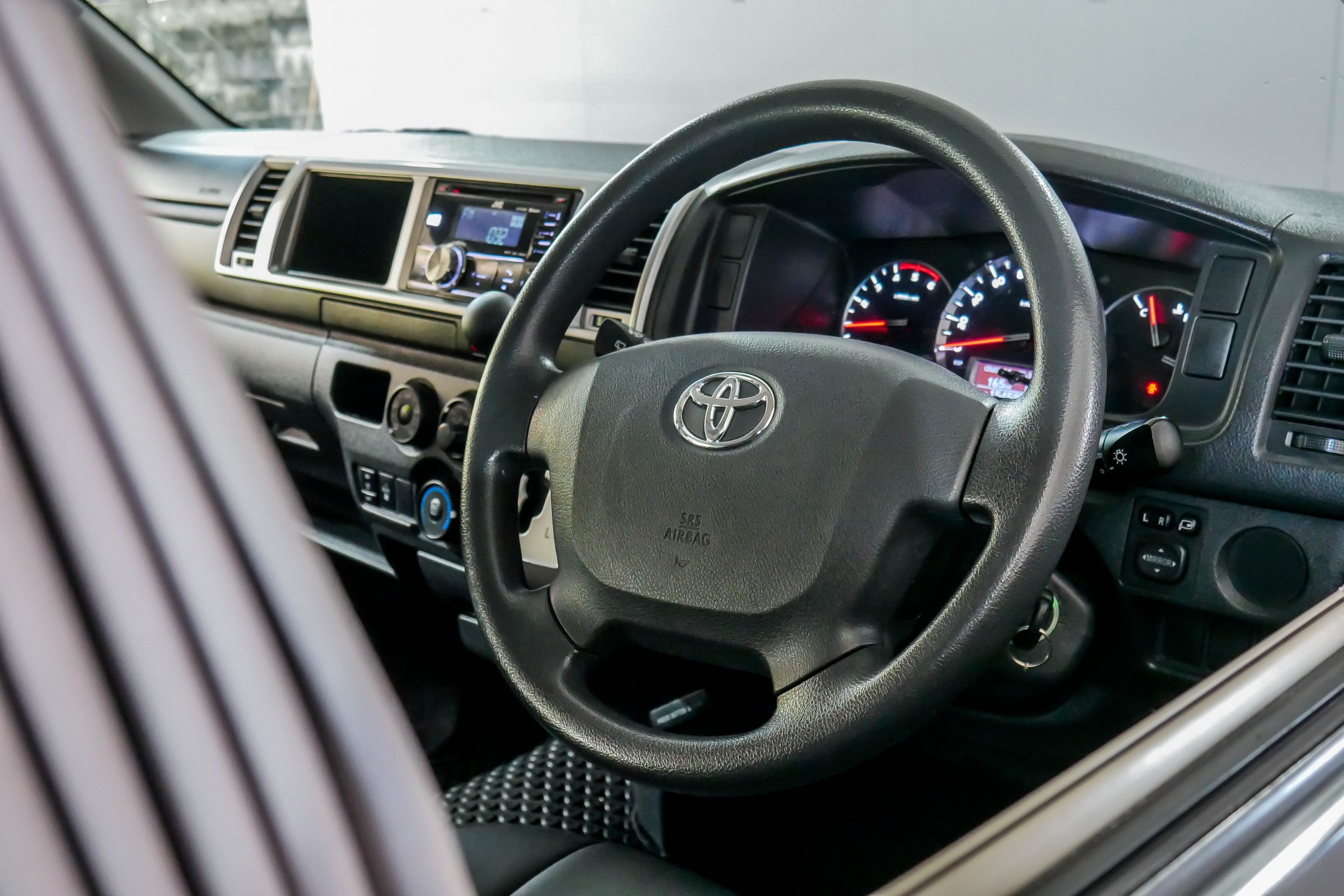 TOYOTA VENTURY 3.0 G AT ปี 2015 สีขาว (รูปที่ 7)
