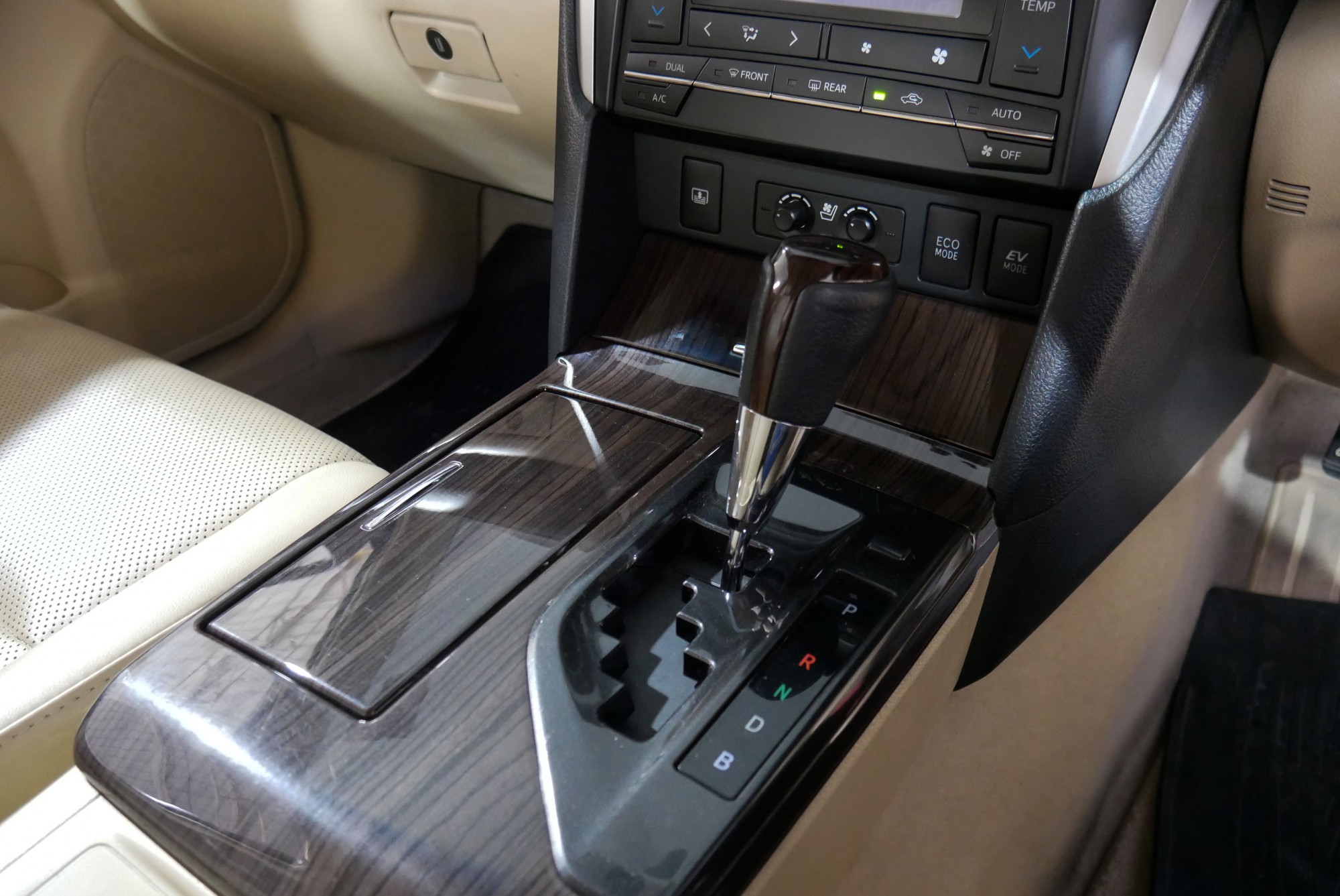 TOYOTA CAMRY 2.5 HV NAVI MINOR CHANGE AT ปี 2015 สีเทา (รูปที่ 12)