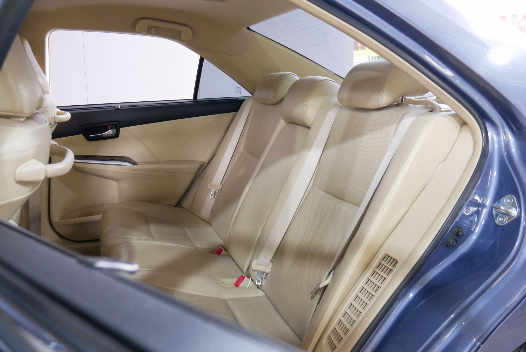 TOYOTA CAMRY 2.5 HV NAVI MINOR CHANGE AT ปี 2015 สีเทา (รูปที่ 15)
