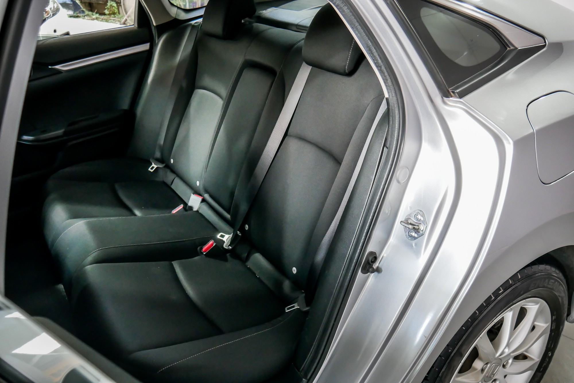 HONDA CIVIC FC 1.8 E AT ปี 2016 สีเงิน (รูปที่ 14)
