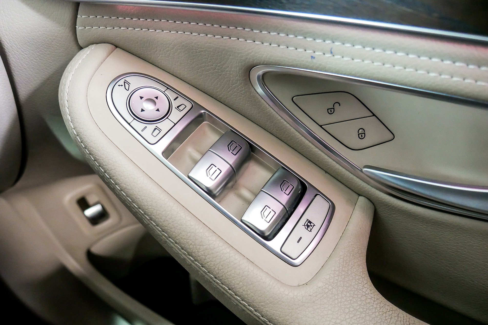 MERCEDES BENZ C300 W205 2.1 BLUETECH HYBRID EXCLUSIVE AT ปี 2016 สีดำ (รูปที่ 6)
