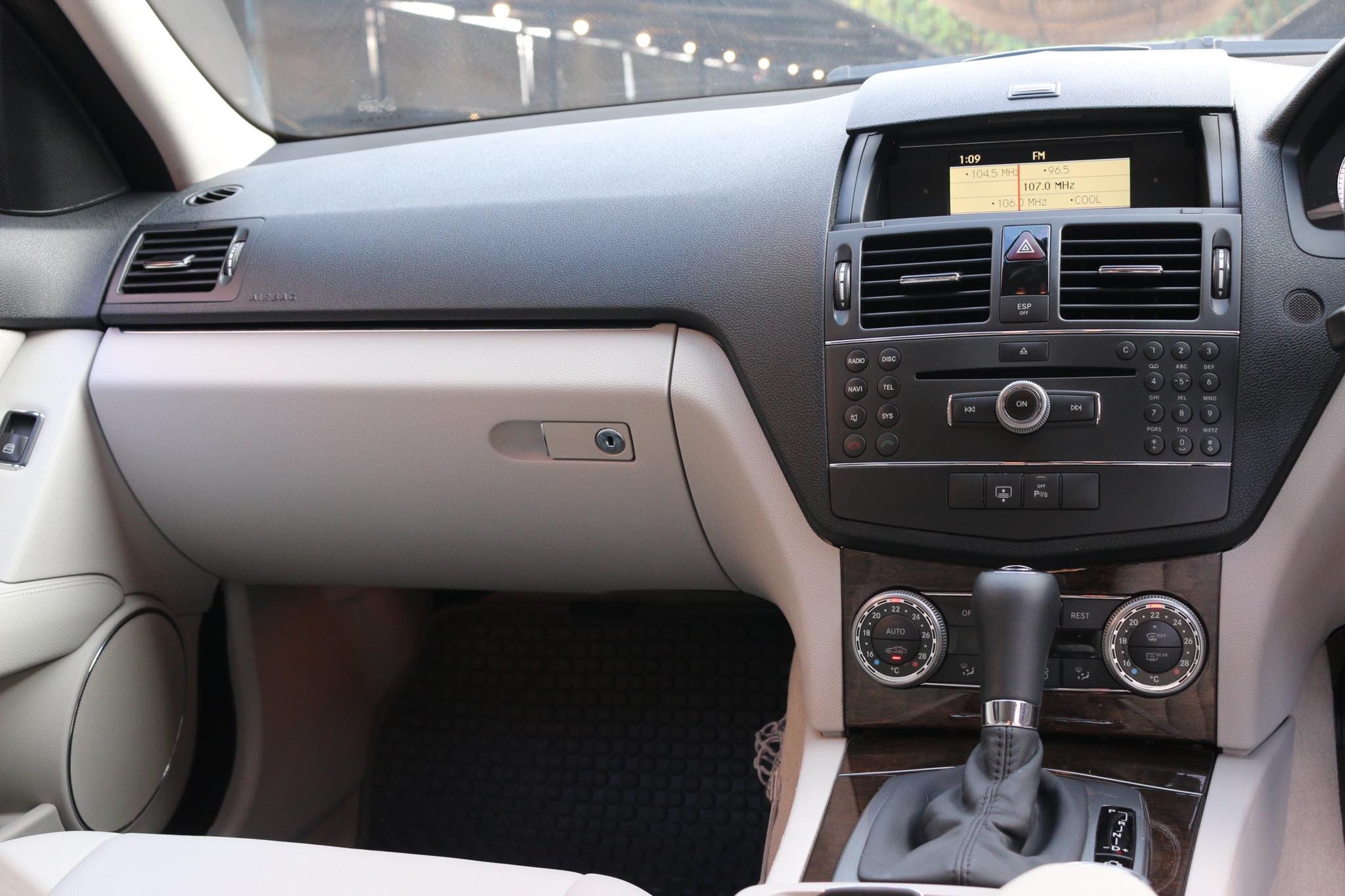 Mercedes-Benz C-Class W204 C200 ปี 2009 สีเงิน (รูปที่ 12)