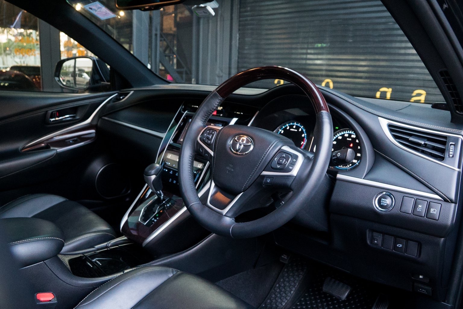 Toyota Harrier ปี 2014 สีดำ (รูปที่ 8)