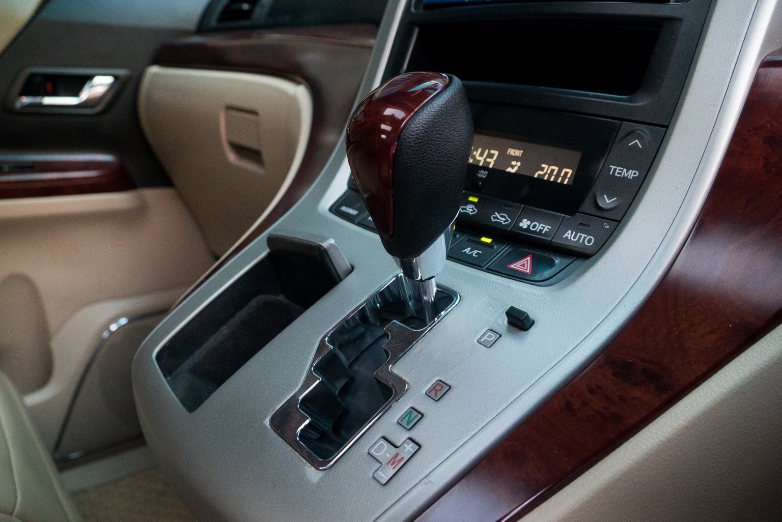 Toyota Vellfire ปี 2009 สีดำ (รูปที่ 8)