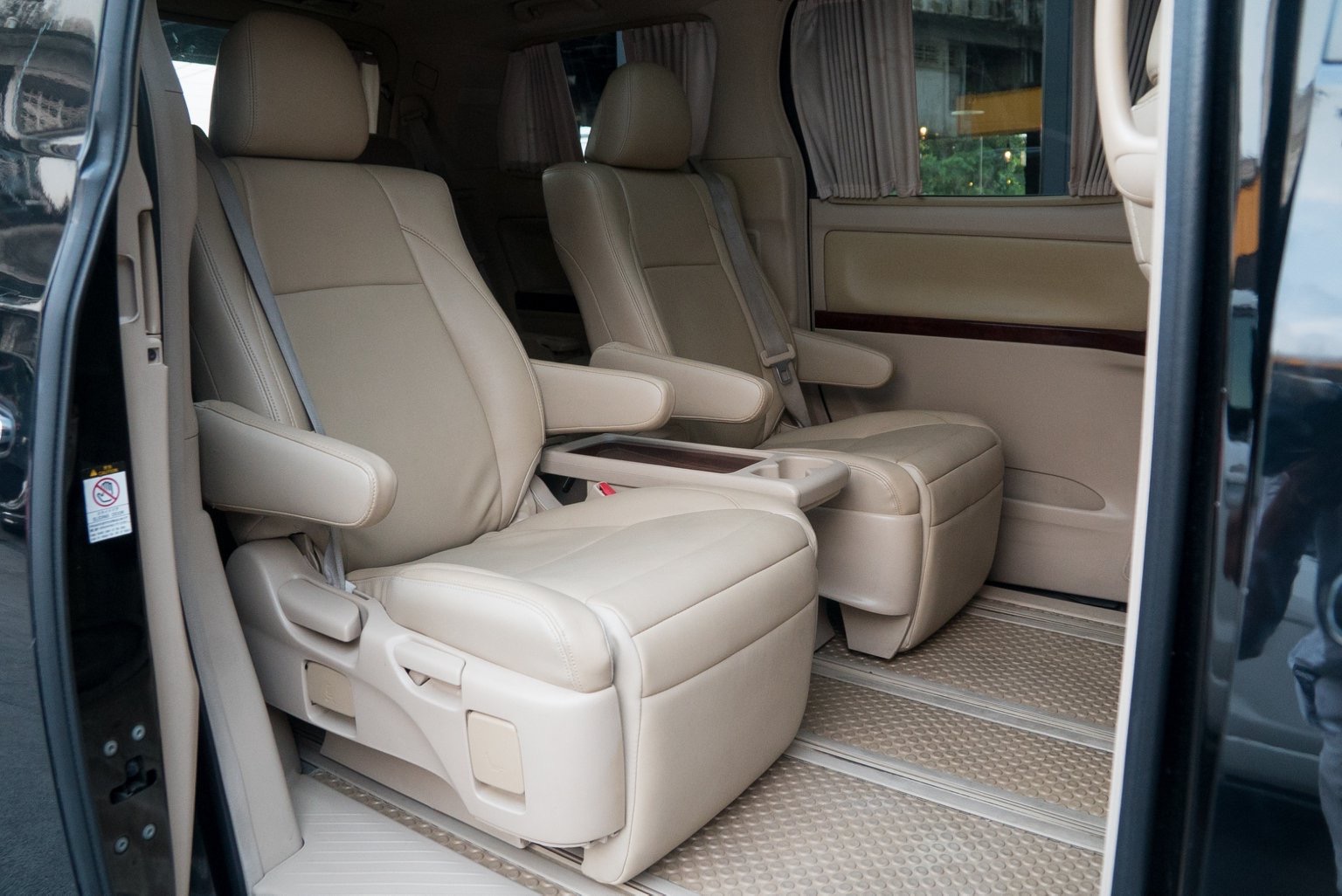 Toyota Vellfire ปี 2009 สีดำ (รูปที่ 12)