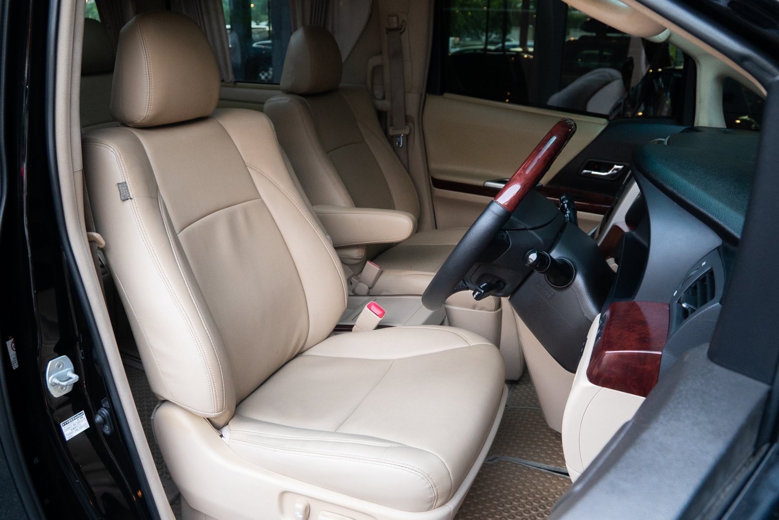 Toyota Vellfire ปี 2009 สีดำ (รูปที่ 11)