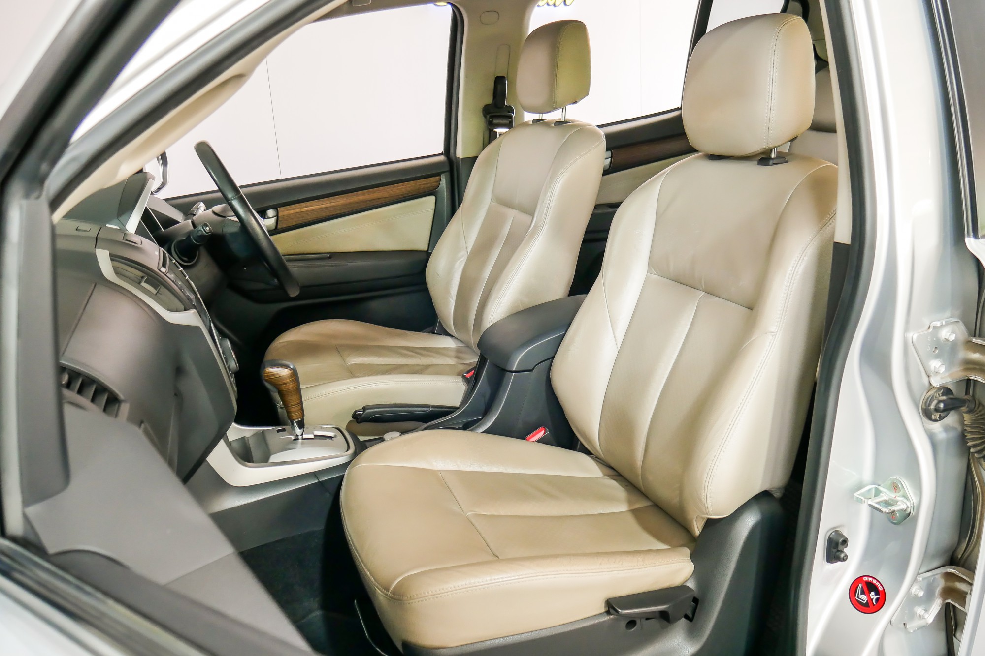 ISUZU MU-X 3.0 NAVI 4X4 AT ปี 2014 สีเงิน (รูปที่ 6)