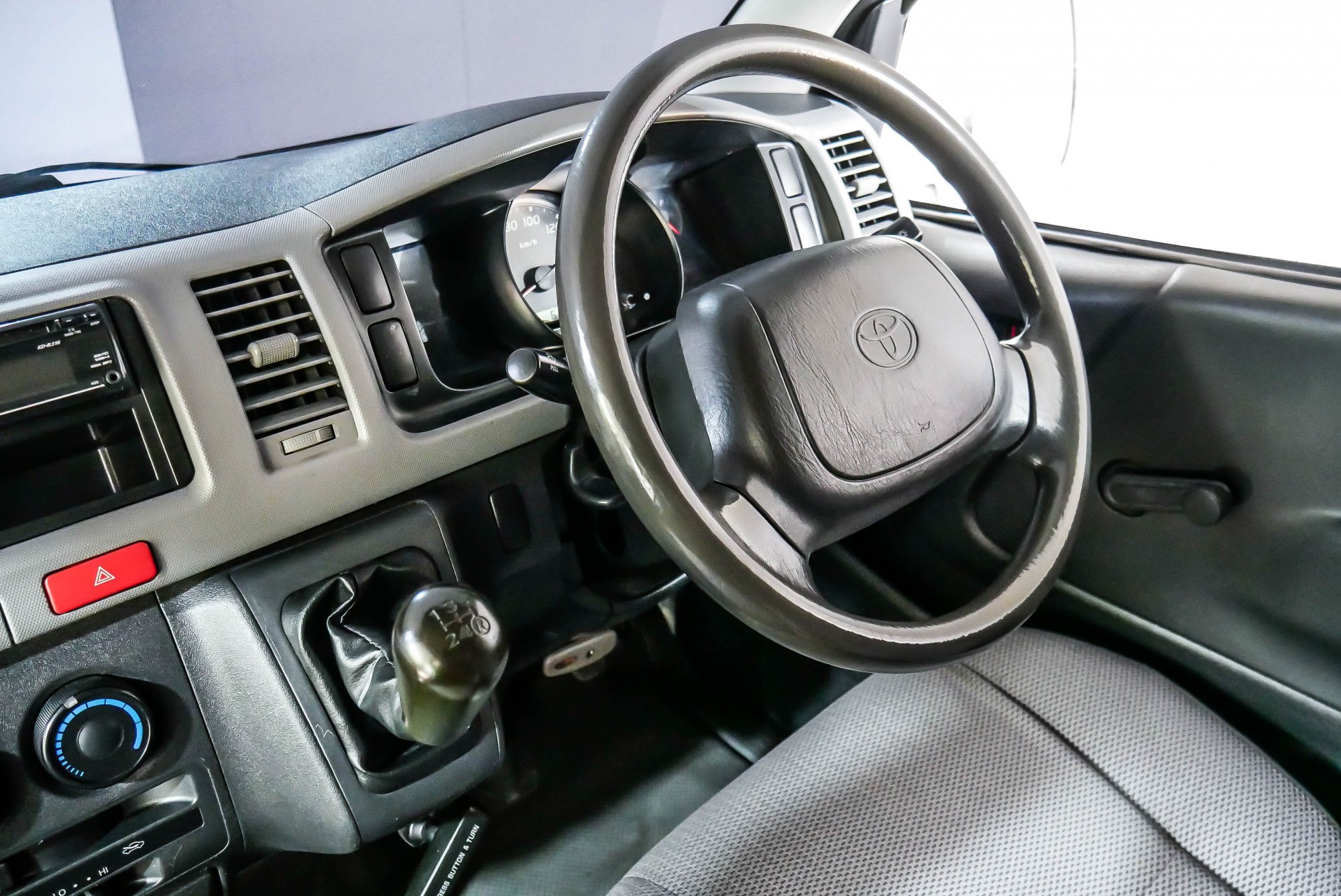 TOYOTA HI-ACE 2.5 ECONOME MT ปี 2010 สีขาว (รูปที่ 5)