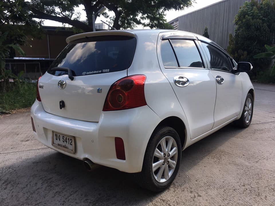 Toyota Yaris ปี 2013 สีขาว (รูปที่ 6)