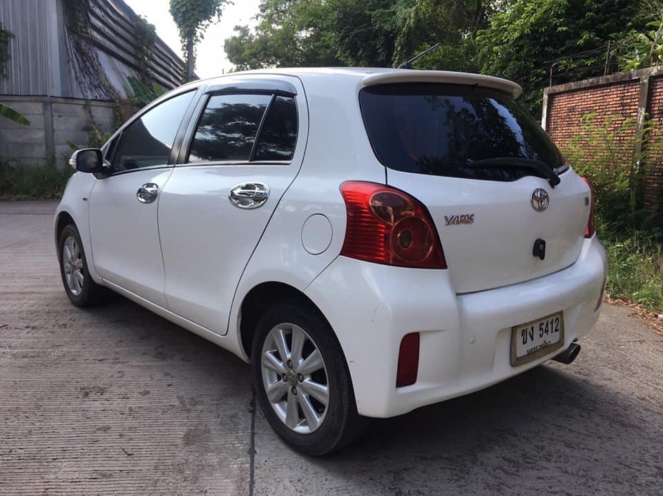 Toyota Yaris ปี 2013 สีขาว (รูปที่ 5)