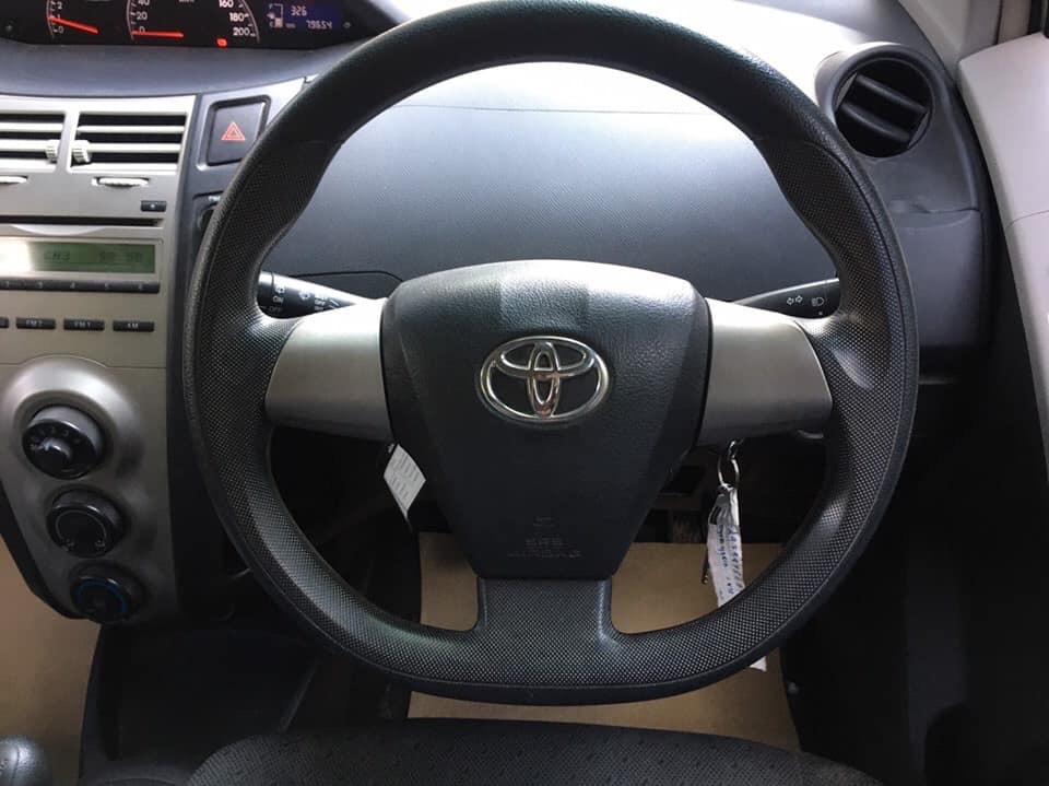Toyota Yaris ปี 2013 สีขาว