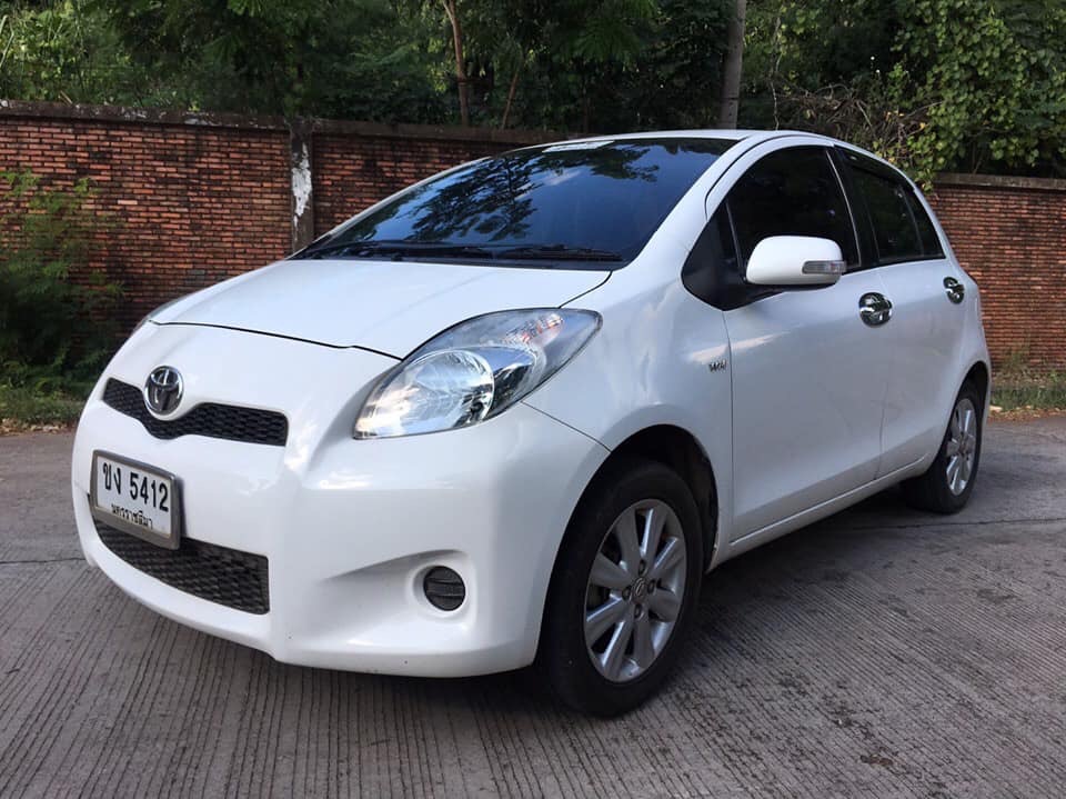 Toyota Yaris ปี 2013 สีขาว (รูปที่ 3)