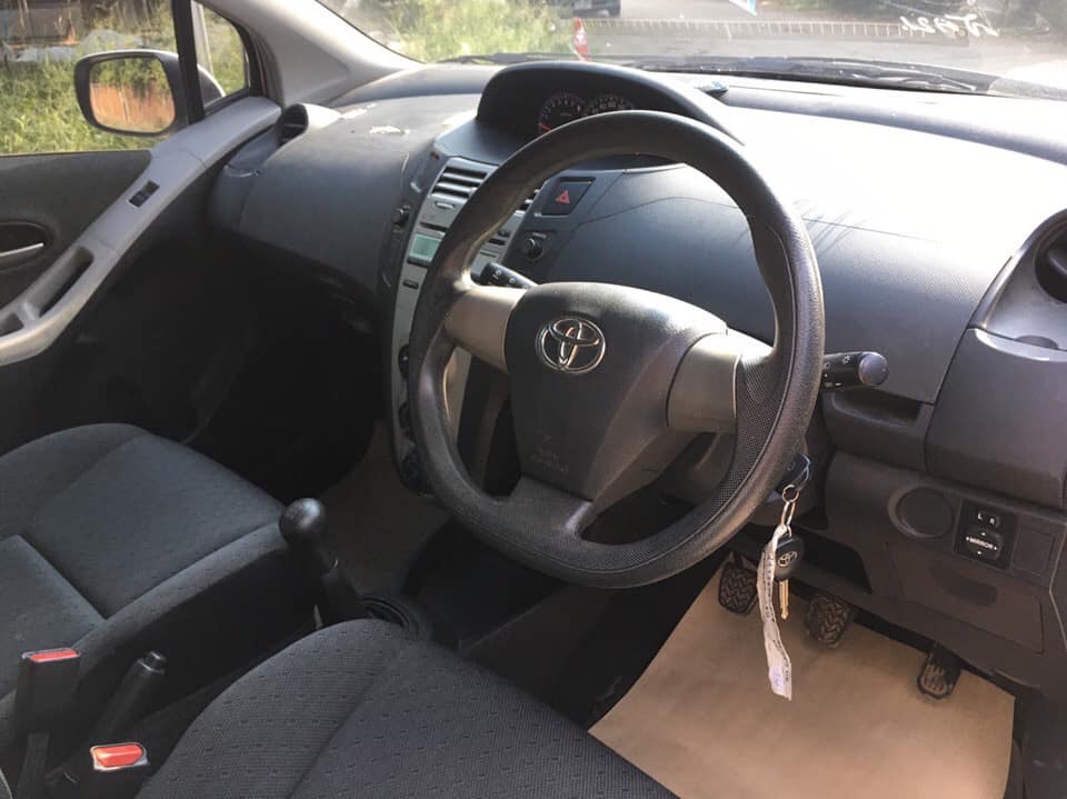 Toyota Yaris ปี 2013 สีขาว (รูปที่ 7)