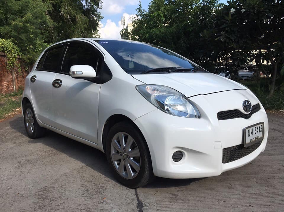 Toyota Yaris ปี 2013 สีขาว (รูปที่ 2)
